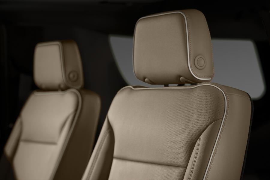 Детали интерьера Chevrolet Suburban High Country 2020 года  (фото 2 из 21)